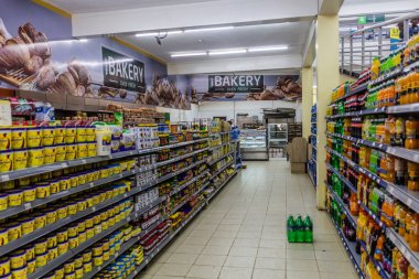 KERICHO, KENYA - 22 Şubat 2020: Kenya, Kericho 'da bir süpermarketin koridoru