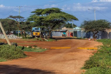 Kenya 'nın Baragoi köyünde yolun karşısına Spike şerit çekiyor.