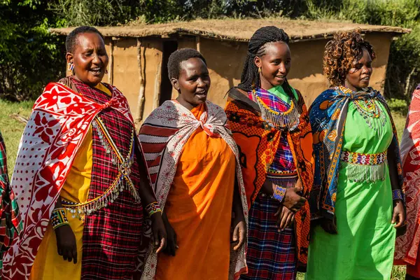 MASAI MARA, KENYA - 20 Şubat 2020: Kenya 'daki köylerinde Masai kadınları