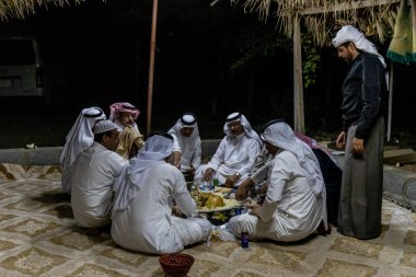 NAJRAN, SAUDI ARABIA - 27 Kasım 2021: Najran, Suudi Arabistan 'da koyun yiyen Yam kabilesi üyeleri