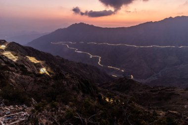 Al Baha, Suudi Arabistan yakınlarındaki Sarawat dağlarındaki derin bir vadinin akşam manzarası