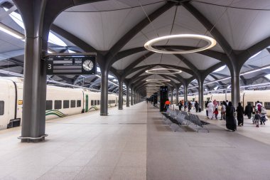 MEDINA, SAUDI ARABIA - 13 Kasım 2021: Medine Platformu (Madinah) Haramain Yüksek Hız İstasyonu, Suudi Arabistan