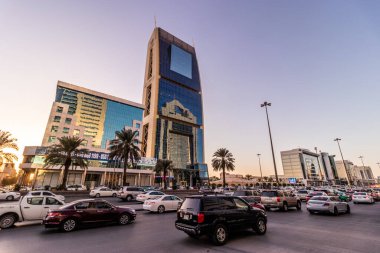 RIYADH, SAUDI ARABIA - 30 Kasım 2021: Riyad, Suudi Arabistan 'daki King Fahd yolunda trafik