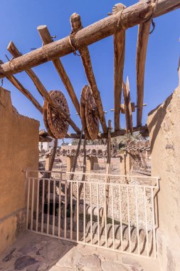 Arap yarımadasındaki en büyük ve en eski kuyulardan biri olan Bir Haddaj 'ın kasnakları, Tayma, Suudi Arabistan