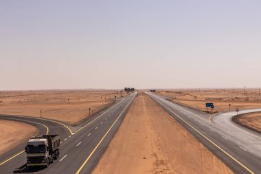 Al Muthallth yakınlarındaki çölden geçen 15. karayolu, Suudi Arabistan