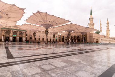 MEDINA, SAUDI ARABIA - 13 Kasım 2021: Medine, Suudi Arabistan 'ın El-Haram bölgesinde Peygamberin Camii' nin şemsiyelerinin gölgelendirilmesi