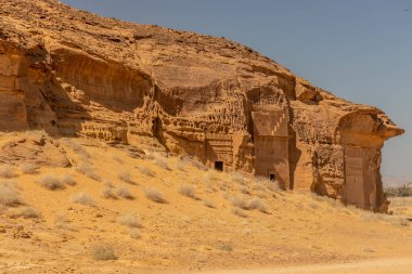 El Ula, Suudi Arabistan yakınlarındaki Jabal al al Ahmar tepesinde (Mada 'in Salih) kaya kesme mezarları