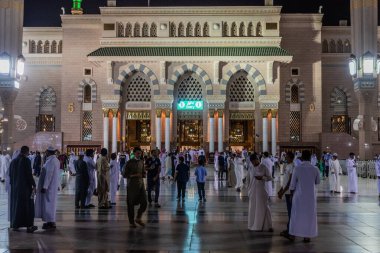 MEDINA, SAUDI ARABIA - 12 Kasım 2021: Medine, Suudi Arabistan 'da Peygamber' in Mescid-i Haram önündeki müritler