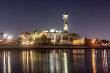 Abdul Qadir Faqih Camii Jeddah, Suudi Arabistan 'daki Corniche gezinti alanında.