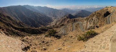 Suudi Arabistan, Abha yakınlarında virajlı bir yolda Al Souda dağlarındaki Wadi Hali manzarası