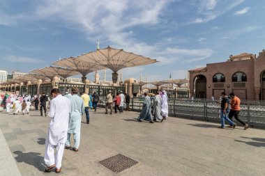 MEDINA, SAUDI ARABIA - 12 Kasım 2021: Müminler, Suudi Arabistan 'ın Medine kentindeki El-Haram bölgesinde bulunan Peygamber' in Camii 'nde namaz kılmaya gidiyorlar