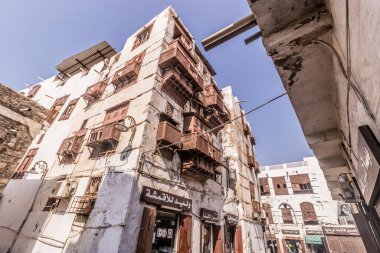 JEDDAH, SAUDI ARABIA - 15 Kasım 2021: El Balad 'daki geleneksel evler, Suudi Arabistan' ın tarihi merkezi