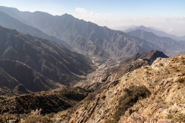 Suudi Arabistan, Abha yakınlarındaki Al Souda dağlarındaki Wadi Hali manzarası