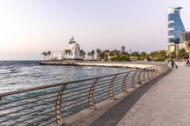 JeDDAH, SAUDI ARABIA - 16 Kasım 2021: Jeddah, Suudi Arabistan 'daki korniş gezinti alanında ada camisi