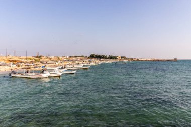 FARASAN, SAUDI ARABIA - 22 Kasım 2021: Farasan adasındaki balıkçılık limanı, Suudi Arabistan