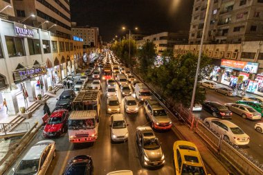RIYADH, SAUDI ARABIA - 30 Kasım 2021: Riyad, Suudi Arabistan 'daki Al Bathaa yolunun gece görüşü
