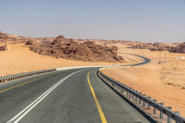 Suudi Arabistan, Ula yakınlarındaki çölden geçen 70 numaralı yol.