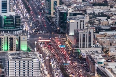 RIYADH, SAUDI ARABIA - 1 Aralık 2021: Riyad, Suudi Arabistan 'daki King Fahd yolunun havadan görünüşü