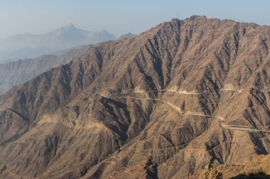 Suudi Arabistan, Al Baha yakınlarındaki Sarawat dağlarında Kral Fahd Yolu ile derin vadi