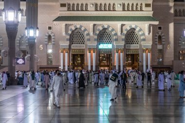 MEDINA, SAUDI ARABIA - 12 Kasım 2021: Medine, Suudi Arabistan 'ın El-Haram bölgesindeki Peygamber' in Camii 'ne bağlı olanlar