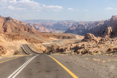 Suudi Arabistan, Wadi Disah 'a inen 8788 yolunun görüntüsü