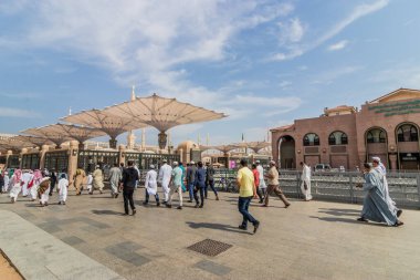 MEDINA, SAUDI ARABIA - 12 Kasım 2021: Müminler, Suudi Arabistan 'ın Medine kentindeki El-Haram bölgesinde bulunan Peygamber' in Camii 'nde namaz kılmaya gidiyorlar