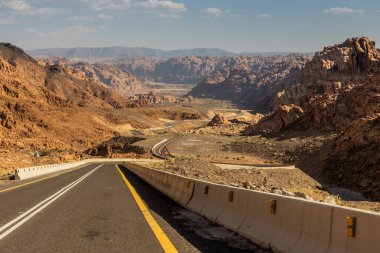 Suudi Arabistan, Wadi Disah 'a inen 8788 yolunun görüntüsü