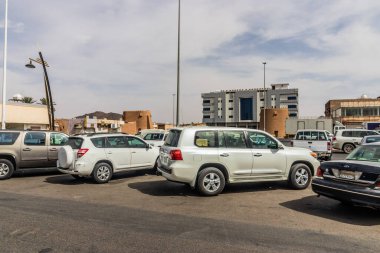 HA 'IL, SAUDI ARABIA - 2 Kasım 2021: Suudi Arabistan' daki Barzan Sarayı 'nın kalıntılarında park yeri