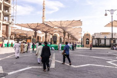 MEDINA, SAUDI ARABIA - 12 Kasım 2021: Müminler, Suudi Arabistan 'ın Medine kentindeki El-Haram bölgesinde bulunan Peygamber' in Camii 'nde namaz kılmaya gidiyorlar
