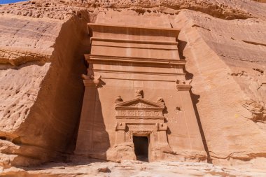 El Ula, Suudi Arabistan yakınlarındaki Hegra 'daki Jabal Al Banat tepesinde (Mada' in Salih) kaya kesimi mezar 45.