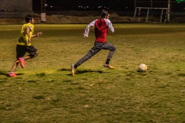 NAJRAN, SAUDI ARABIA - 27 Kasım 2021: Najran, Suudi Arabistan 'da oynanan karşılaşmada futbolcular