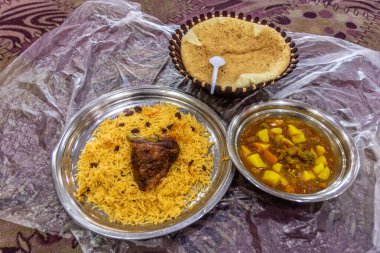 Suudi Arabistan 'da yerel bir restoranda yemek.