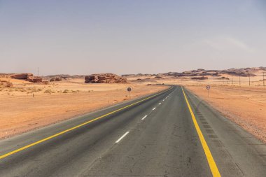 Suudi Arabistan, Ula yakınlarındaki çölden geçen 70 numaralı yol.