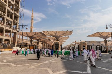 MEDINA, SAUDI ARABIA - 12 Kasım 2021: Müminler, Suudi Arabistan 'ın Medine kentindeki El-Haram bölgesinde bulunan Peygamber' in Camii 'nde namaz kılmaya gidiyorlar