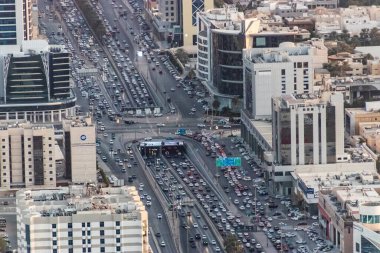 RIYADH, SAUDI ARABIA - 1 Aralık 2021: Riyad, Suudi Arabistan 'daki King Fahd yolunun havadan görünüşü