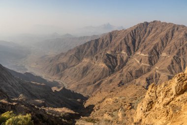 Suudi Arabistan, Al Baha yakınlarındaki Sarawat dağlarında Kral Fahd Yolu ile derin vadi