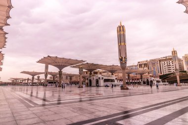 MEDINA, SAUDI ARABIA - 13 Kasım 2021: Medine, Suudi Arabistan 'ın El-Haram bölgesinde Peygamberin Camii' nin şemsiyelerinin gölgelendirilmesi