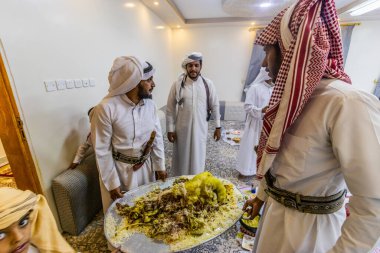 NAJRAN, SAUDI ARABIA - 26 Kasım 2021: Yam kabilesi üyeleri Najran, Suudi Arabistan 'da bir koyun sürüsü taşıyorlar.