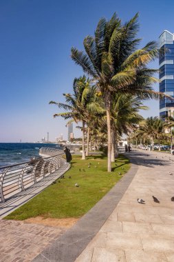 JEDDAH, SAUDI ARABIA - 16 Kasım 2021: Jeddah, Suudi Arabistan 'daki korniş gezinti alanı