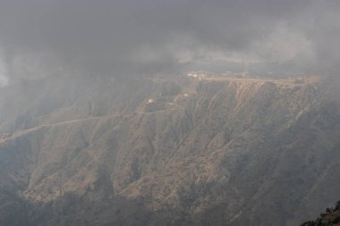 Suudi Arabistan 'daki El Suda dağlarında Wadi Hali