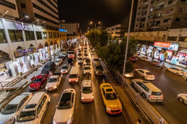 RIYADH, SAUDI ARABIA - 30 Kasım 2021: Riyad, Suudi Arabistan 'daki Al Bathaa yolunun gece görüşü