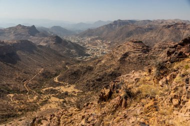 Dhahran al Janub yakınlarındaki Rocky arazisi, Suudi Arabistan