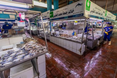 JEDDAH, SAUDI ARABIA - 15 Kasım 2021: Jeddah, Suudi Arabistan 'daki Merkez Balık pazarında tezgahlar