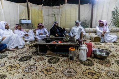 NAJRAN, SAUDI ARABIA - 27 Kasım 2021: Najran, Suudi Arabistan Yam kabilesi üyeleri