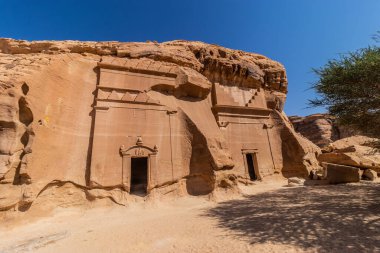El Ula, Suudi Arabistan yakınlarındaki Hegra 'daki Jabal Al Banat tepesinde (Mada' in Salih) 39 ve 40 taş kesimi mezarlar.