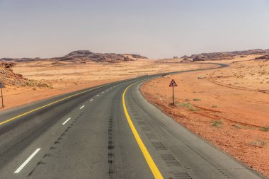 Suudi Arabistan, Ula yakınlarındaki çölden geçen 70 numaralı yol.