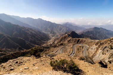 Suudi Arabistan, Abha yakınlarında virajlı Al Souda Dağları manzarası