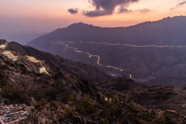 Suudi Arabistan, Al Baha yakınlarındaki Kral Fahd Yolu 'nun olduğu derin bir vadinin akşam manzarası