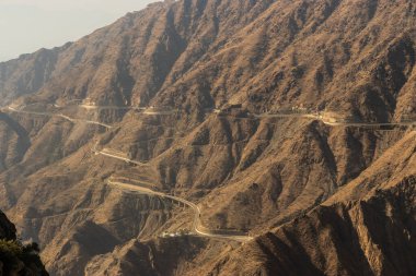 Suudi Arabistan, Al Baha yakınlarındaki Sarawat dağlarında Kral Fahd Yolu ile derin vadi