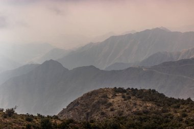 Suudi Arabistan 'daki El Suda Dağları' ndaki Wadi Hali Rim.